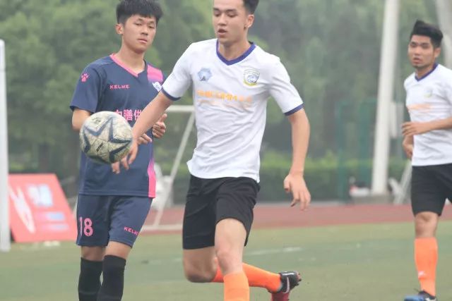 利物浦领先争夺亚历克斯·斯科特，切尔西紧随其后